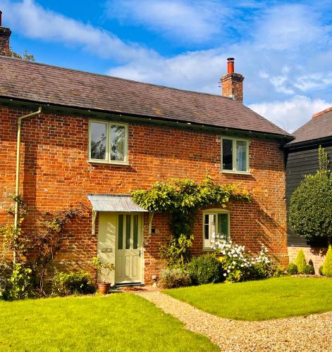 Κήπος έξω από το Charming Barn Retreat Near Pewsey & Woodborough