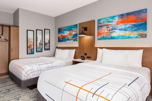 Postel nebo postele na pokoji v ubytování La Quinta Inn & Suites by Wyndham Mount Laurel Moorestown