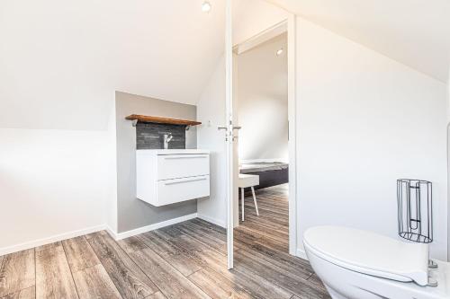ein Bad mit einem WC und einem Waschbecken in der Unterkunft fewo1846 - App Westerland - komfortable Wohnung mit 3 Schlafzimmern im 1 OG in Flensburg