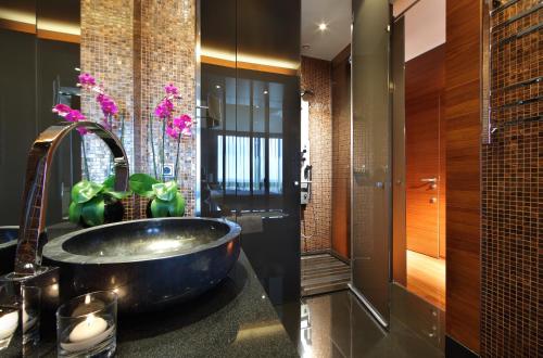 La salle de bains est pourvue d'un lavabo et d'une grande baignoire. dans l'établissement Eurostars Madrid Tower, à Madrid