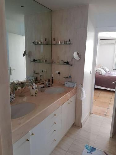 une salle de bain avec un lavabo, un miroir et un lit dans l'établissement Charmante villa 4 chambres, piscine et superbe vue, à Éguilles