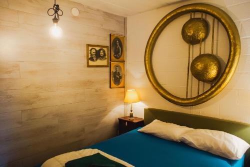 een slaapkamer met een blauw bed en een spiegel bij Grijzegraaf vakantiewoning Voerstreek in Voeren