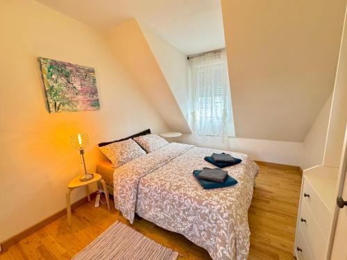 um pequeno quarto com uma cama e uma janela em La Mandragora - Maison Vernon Giverny em Vernon