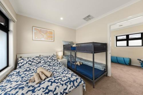 1 dormitorio con 1 cama y 1 litera en Entire Great Place Keysborough, en Keysborough