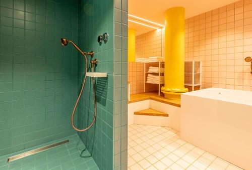 A bathroom at Kindadom - Maison pour vacances insolites et inoubliables en Belgique
