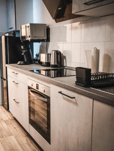 a kitchen with a stove and a stove top oven at Die Praxis - Wohnen als Therapie in Arnstadt