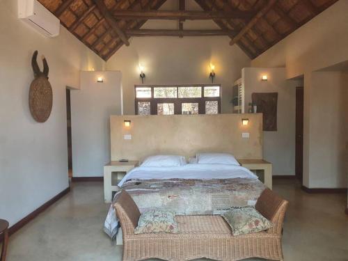 马布拉Zebula Golf and Wildlife Estate - Nagapie 12 Pax- Moi Signature Luxury villa的房间里有一张大床的卧室