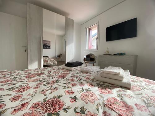 a bedroom with a large bed with a floral bedspread at Casa Ardesia 