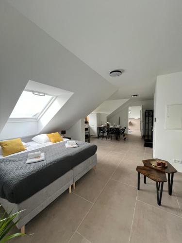 sypialnia z dużym łóżkiem i stołem w obiekcie BnB Open Apartments Pader-Stars w mieście Paderborn