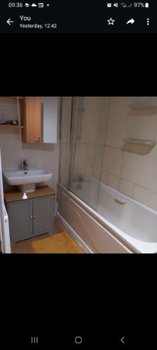y baño con ducha, lavabo y bañera. en Private rooms, 2 showers in 3 storey hse, 25 minutes walk from Leicester city centre en Leicester