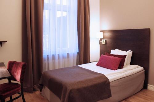 um quarto de hotel com uma cama e uma janela em Clarion Collection Hotel Drott em Karlstad
