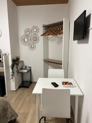 a living room with a white table and two chairs at Maison letiluca in Hésingue