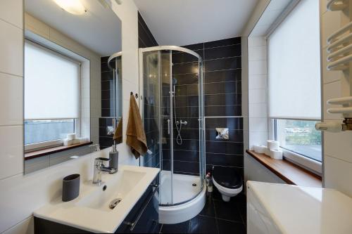 Ett badrum på Crystal Apartment Katowice VI