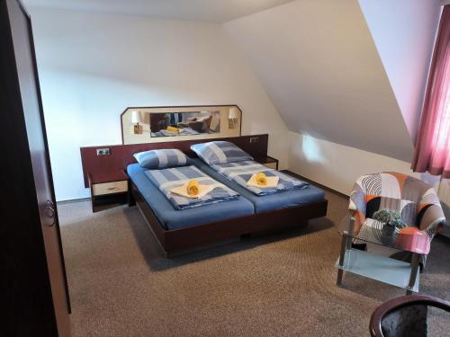 um quarto com uma cama e um espelho grande em Zimmer am Jüdenhof em Heilbad Heiligenstadt