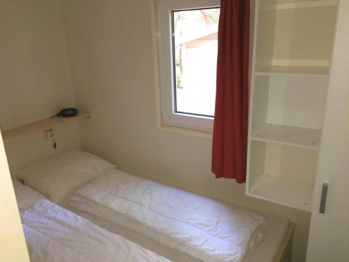 a small room with a bed and a window at Cozy Glamping Chalet in Palams with Garden View in Palamós