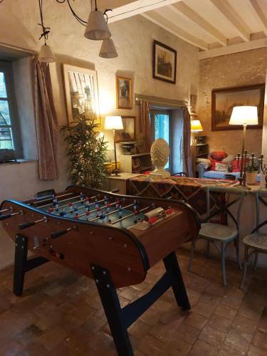 - un salon avec un baby-foot dans l'établissement Le Foulon - Moulin de Charme - 1 heure 30 de Paris, à Saint-Hilaire-les-Andrésis