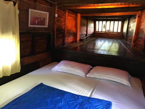 - un lit avec deux oreillers dans l'établissement Homestay Phong de Pêche, à Ấp Tân Bình (1)