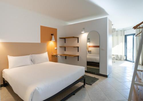 Cama o camas de una habitación en Matarma Beach Residence