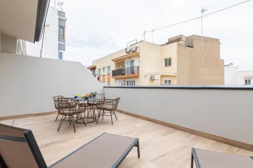 einen Balkon mit Stühlen und einem Tisch auf einem Gebäude in der Unterkunft Moontels Mercado de Ruzafa in Valencia