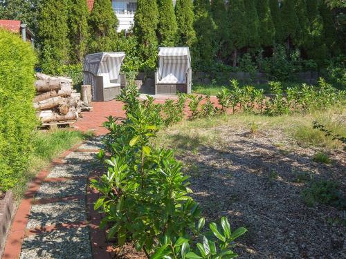 un jardín con árboles y plantas y una casa en Ferienwohnung Jonte, FeWo Vermittlung Nordsee, en Dangast