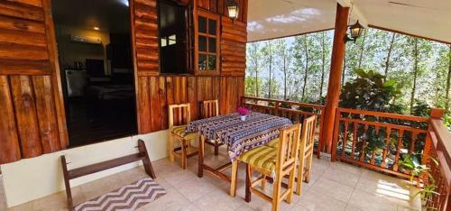 Balkón nebo terasa v ubytování HomDoiIntr Farmstay ฮ่อมดอยอินทร์ ฟาร์มสเตย์