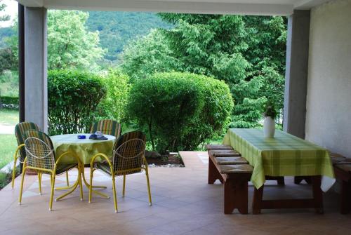 patio con mesa, sillas y ventana en Sobe Ivančica en Rupa