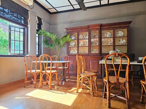 - une salle à manger avec une table et des chaises dans l'établissement Havelock Place Bungalow, à Colombo