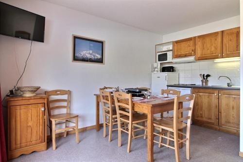 - une cuisine avec une table à manger et des chaises dans l'établissement Bright apartment with balcony close to ski slopes, à Saint-Étienne-en-Dévoluy