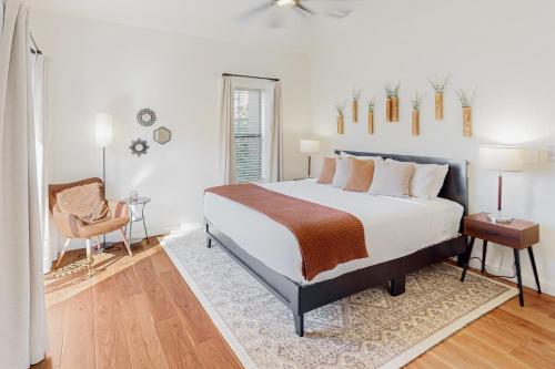 1 dormitorio con 1 cama grande y 1 silla en Gem of the Desert, en Tucson