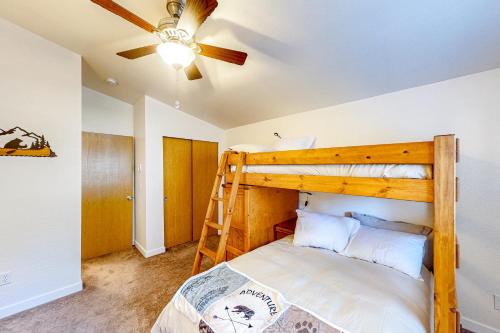 1 dormitorio con 2 literas y ventilador de techo en Gather Together Cabin, 