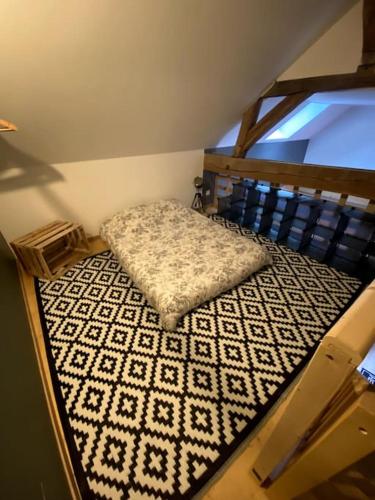 - un petit lit dans un coin de chambre dans l'établissement Appartement cosy, à Lézinnes
