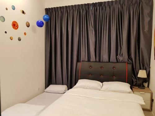 Ένα ή περισσότερα κρεβάτια σε δωμάτιο στο BLUE DOME (Space) @ Night Market, Cameron. 2R2B