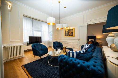 sala de estar con sofá azul y sillas en Luxury 3BDR Suite- Maison Imperial en Sarajevo