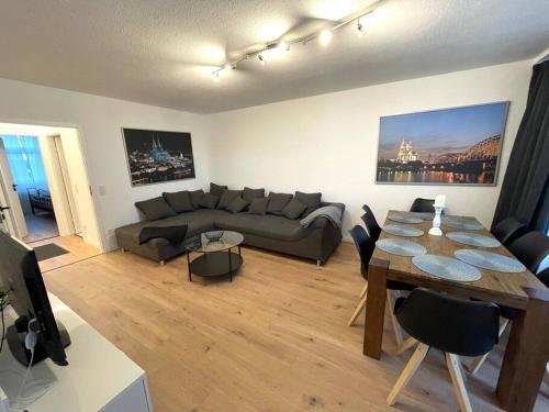 科隆的住宿－Panorama-Perle mit 101 m² im Herzen von Köln，客厅配有沙发和桌子