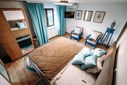ein Wohnzimmer mit einem Sofa und einem Spiegel in der Unterkunft The Cypress Villa & Vineyard II in Sremska Kamenica