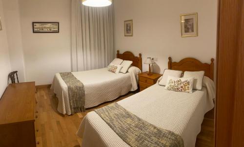 una habitación de hotel con 2 camas en una habitación en Amplio y céntrico piso con buenas vistas en Selaya, en Selaya