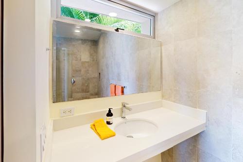 a bathroom with a sink and a mirror at Casa Nalifos in Playa Flamingo