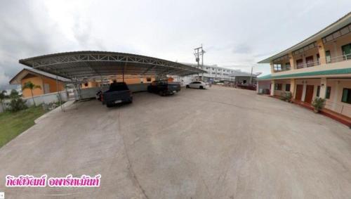 ein Parkplatz mit Autos in einem Gebäude in der Unterkunft ที่พักสกลนคร กิตติวัฒน์อพาร์ทเม้นท์&รีสอร์ท in Sakon Nakhon
