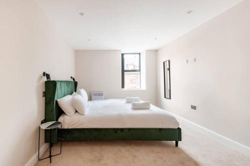 - une chambre avec un lit aux murs blancs et une fenêtre dans l'établissement Aire Apartments (Central) - Executive City Center Apartments, à Leeds