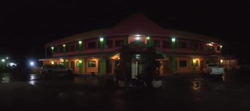 ein Haus in der Nacht mit Lichtern in der Unterkunft ที่พักสกลนคร กิตติวัฒน์อพาร์ทเม้นท์&รีสอร์ท in Sakon Nakhon