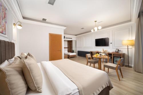 um quarto com uma cama e uma sala de jantar em Elan Hotel Istanbul Pera em Istambul
