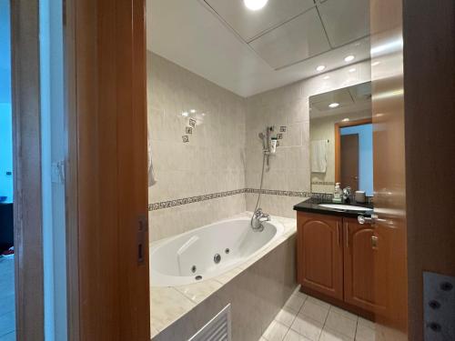 Stylish Marina View Apartment photo 3