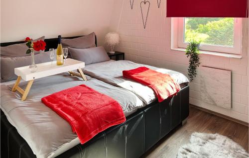 ein Schlafzimmer mit einem Bett und einem Tisch darauf in der Unterkunft 2 Bedroom Stunning Home In Lichtenberg in Lichtenberg