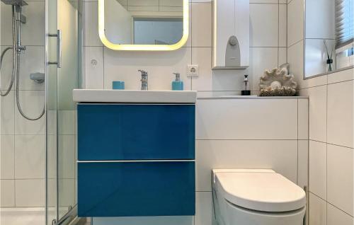 ein Badezimmer mit einem Waschbecken, einem WC und einem Spiegel in der Unterkunft 2 Bedroom Stunning Home In Lichtenberg in Lichtenberg