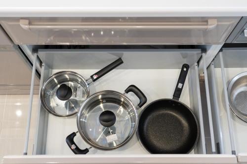 two pots and pans sitting on top of a stove at クリスタルヴィラ南城 in Azama