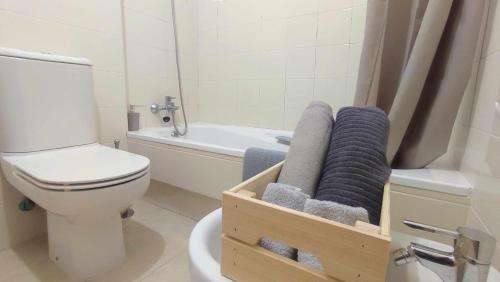 uma casa de banho com um WC e uma banheira em Apartamento en Miño em La Coruña