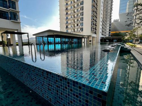 uma piscina com um edifício no meio de uma cidade em 1-5 Pax Comfy Trefoil Studio-Walk to Setia City Mall & Setia City Convention Centre em Shah Alam
