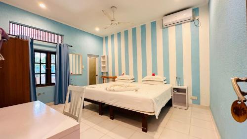 a hospital room with a bed in a room at Midsummer Thulusdhoo in Thulusdhoo
