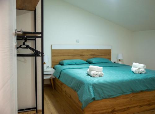 Un dormitorio con una cama con dos toallas encima. en Victoria Apartment, en Ohrid
