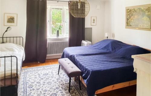 Vimmerby的住宿－Beautiful Home In Vimmerby With Kitchen，一间卧室设有蓝色的床和窗户。